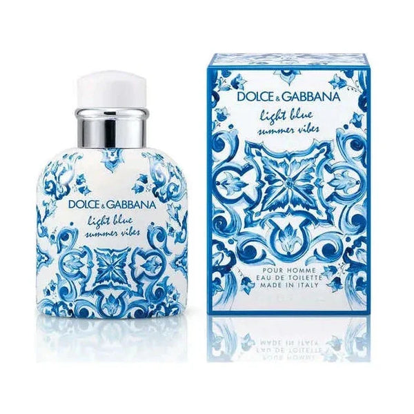 Capture the essence of summer with D&G Light Blue Summer Vibes, a limited edition fragrance for women that evokes the sun-drenched Mediterranean. This citrusy and fruity scent opens with sparkling bergamot and sweet peach, leading to a warm and woody base